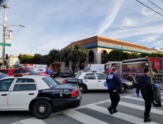 Xe tải lao vào người đi bộ ở San Francisco